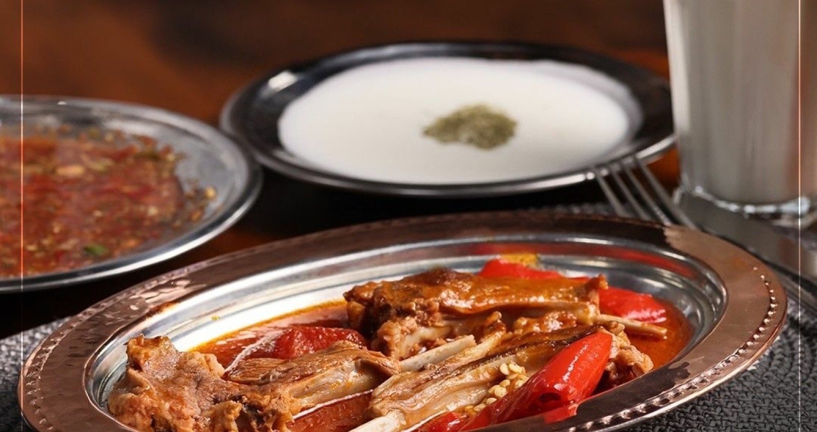 Bakır tepside domates soslu sulu pirzola ve közlenmiş biber