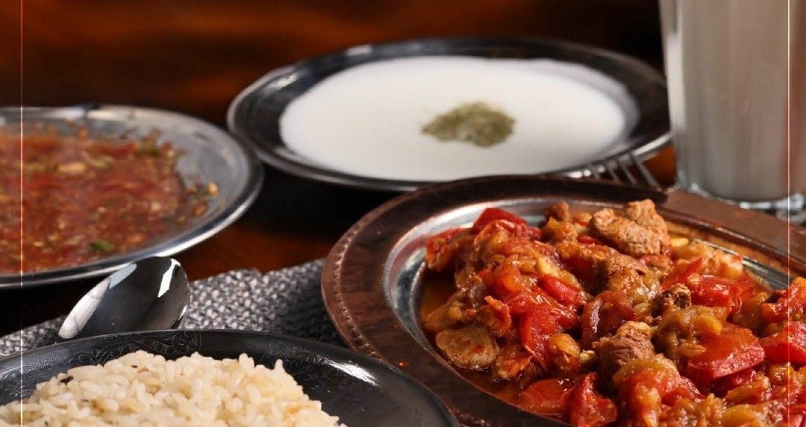 Bakır tepside etli güveç, yanında pirinç pilavı ve yoğurt çorbası