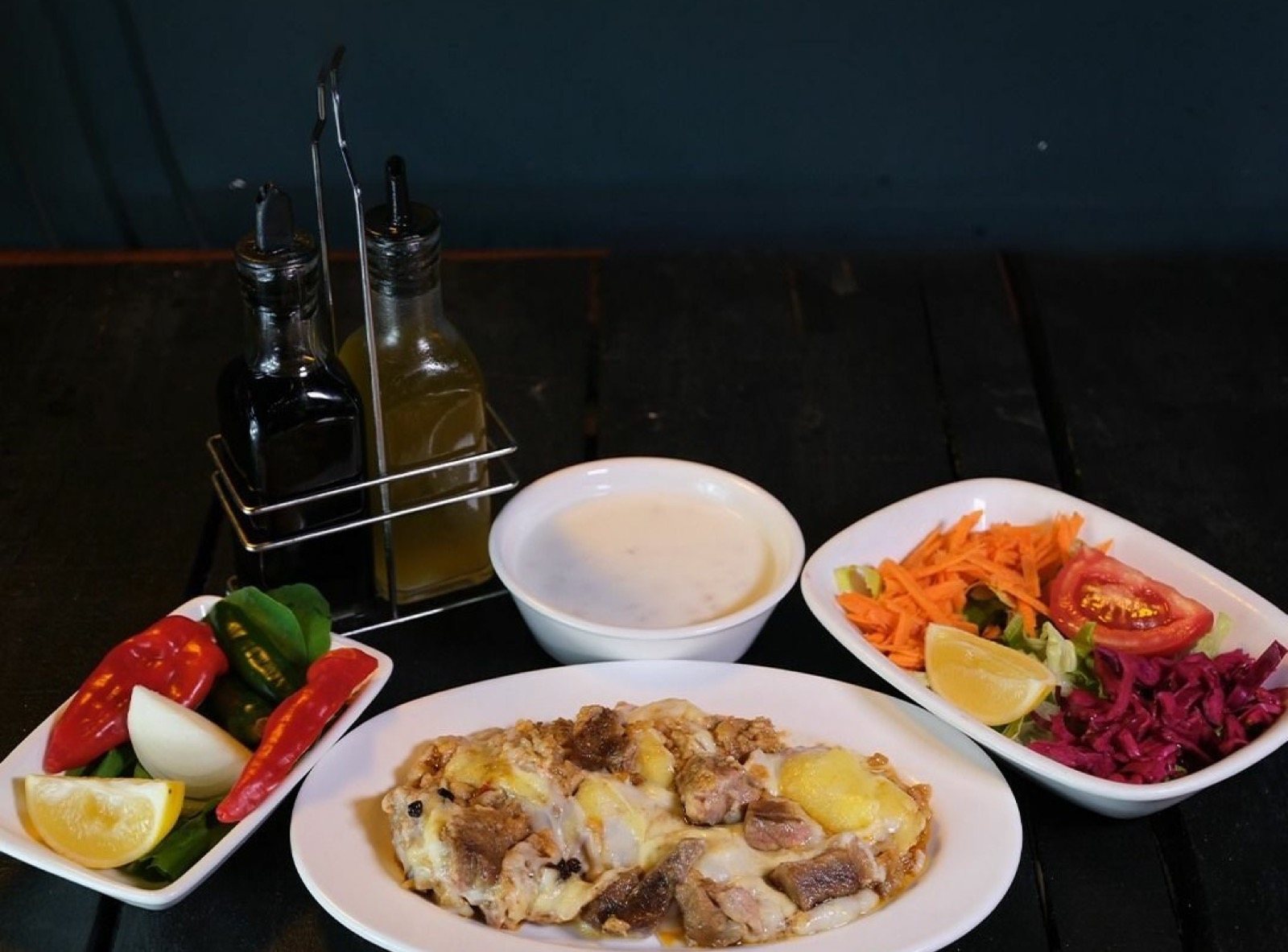 Külbastı tabağı, yanında yoğurt çorbası, salata ve biber