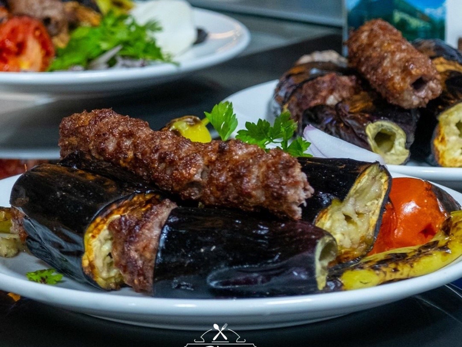 Siverek Kebabı için temsilî görsel: Közlenmiş patlıcan ve Urfa kebabı şişleriyle Birecik tabağı